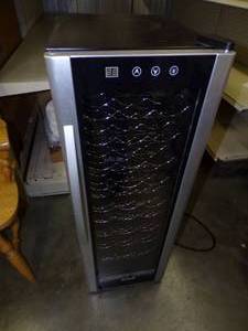 lot 155 image: Igloo Wine Fridge For the Wine Lover