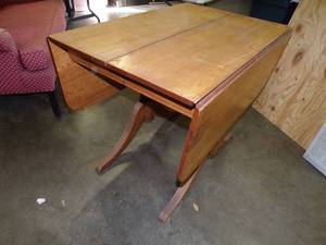 lot 102 image: Solid Vintage Drop Leaf Table