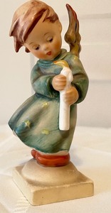 lot 80 image: Vintage Hummel Figurines