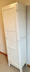 lot 28 image: Vintage White Cabinet