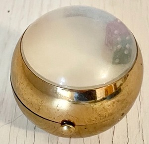 lot 38 image: Wadsworth Gold Tone Loose Powder Compact