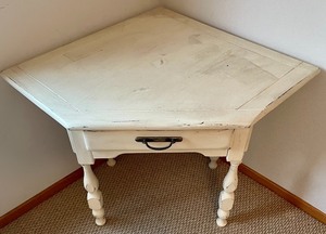 lot 39 image: Corner Desk