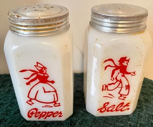 lot 104 image: White Vintage Delights