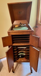 lot 123 image: Vintage Victor Phonograph