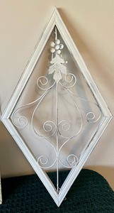 lot 199 image: Vintage Decor