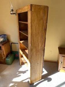 lot 164 image: Tall Vintage Wooden Display 5 Shelf Bookcase