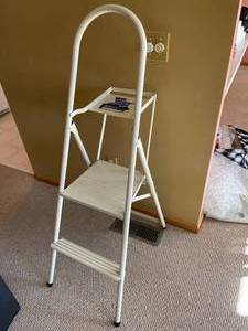 lot 171 image: Metal Folding Step Stool