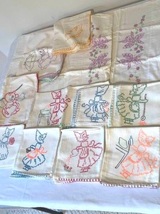 lot 252 image: Vintage Hand Embroidered Pillow Cases and Towels