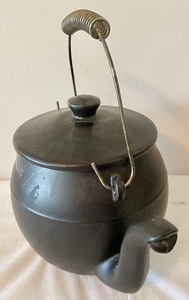lot 317 image: 1939 McCoy Cookie Kettle