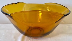 lot 375 image: Amber Glass Pitcher and Bowl