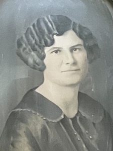 lot 296 image: Vintage Portrait Picture In a Lovely Frame.