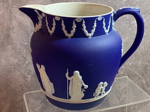 lot 8 image: Two Wedgewood Pitchers