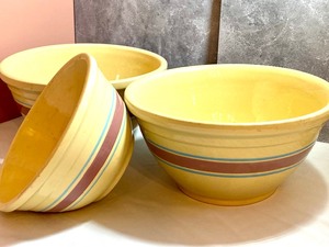 lot 6 image: Three Vintage Oven Ware Mixing Bowls