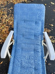lot 416 image: Lovely Lawn Chair