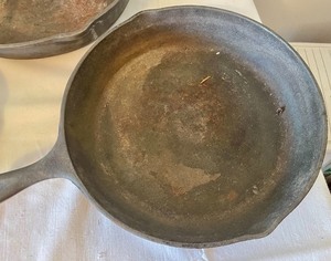 lot 362 image: 4 Cast Iron Pans