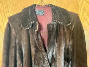lot 357 image: Rare Vintage Beaver Coat from the Willmar Fur Shop