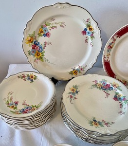 lot 370 image: Homer Laughlin and Edwin M. Knowles China Items