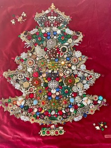 lot 404 image: Costume Jewelry Christmas Tree Art