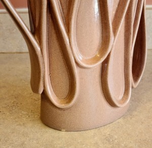 lot 431 image: Red Wing Pottery Ribbon Vase