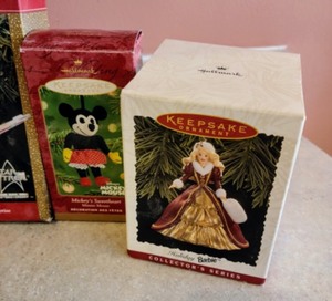 lot 439 image: Collectible Ornaments