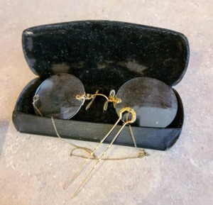 lot 447 image: Womens Vintage Glasses and Cosmetics