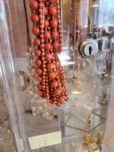 lot 450 image: Jewelry Display Case and Contents