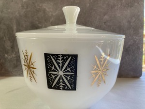 lot 335 image: Fire King and Pyrex Dishes