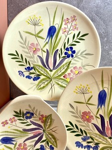lot 11 image: Three Pieces Red Wing Country Garden