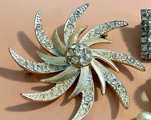 lot 15 image: Vintage Rhinestone Jewelry