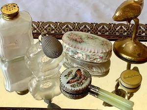 lot 460 image: Fun Vintage Feminine Things