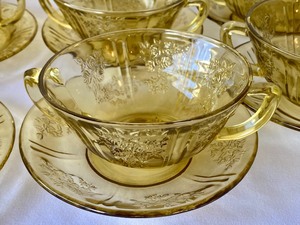 lot 21 image: Yellow Depression Ware in Pattern entitled Sharon