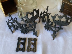lot 471 image: Vintage Oil Lamps and Brackets