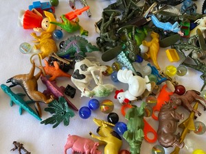 lot 473 image: Variety of Vintage Small Plastic Toys