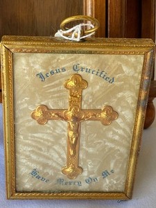 lot 480 image: Miniature Curio Cabinet and Vintage Framed Cross