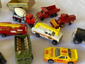 lot 476 image: Vintage Toy Car Figurines