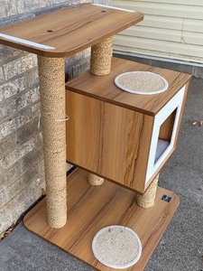 lot 483 image: Very Nice Vesper Brand Cat Tree