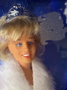 lot 482 image: Princess Diana Collector Doll