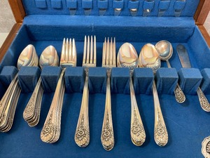lot 341 image: 50  Piece Wm.Rogers Manufacturing Company Original Silver Plate in Wood Box