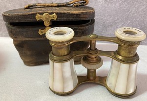 lot 343 image: Vintage Perfect Purse and Mother of Pearl Opera Glasses