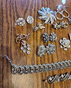 lot 490 image: Vintage Sparkles