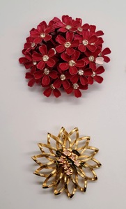 lot 493 image: Beautiful Brooches