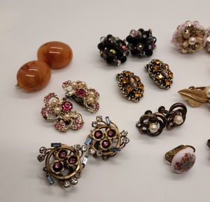 lot 494 image: Vintage Earrings