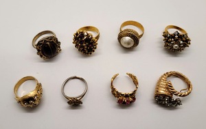 lot 496 image: Vintage Rings