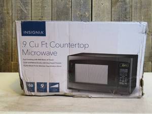 lot 17 image: Insignia - 0.9 Cu. Ft. Microwave - Black