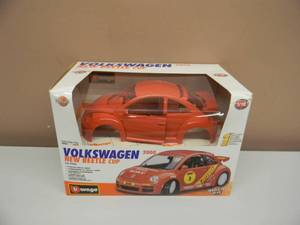 lot 38 image: BURAGO 118 SCALE DIECAST METAL KIT 2000 VOLKSWAGEN NEW BEETLE CUP - NEW IN BOX - SEE PICTURES