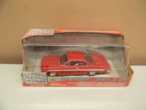 lot 46 image: CLASSIC METAL WORKS 124 SCALE DIECAST 1961 CHEVROLET IMPALA SS 409 - GREAT PIECE - NEW IN THE BOX - SEE PICTURES