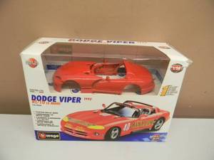lot 54 image: BURAGO 124 SCALE DIECAST METAL KIT 1992 DODGE VIPER RT10 LE MANS - VERY COOL - NEW IN BOX - SEE PICTURES