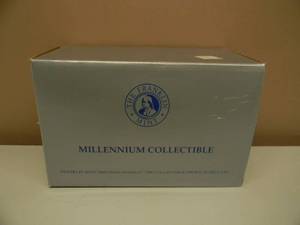 lot 56 image: THE FRANKLIN MINT 124 SCALE DIECAST VOLKSWAGON NEW BEETLE MILLENNIUM EDITIOM - AWESOME PIECE - NEW IN BOX - SEE PICTURES