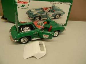 lot 67 image: CROWN PREMIUMS 125 SCALE SINCLAIR 63 CORVETTE ROADSTER LIMITED EDITION - NEW IN BOX - VERY COOL - SEE PICTURES