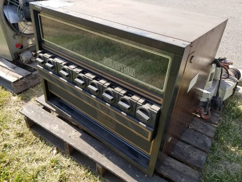 lot 6 image: Vintage Chips & Snacks Vending Machine 8-head